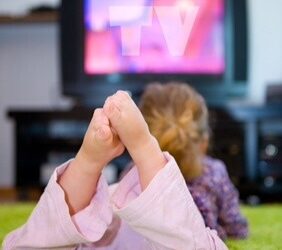 Une télévision dans la chambre donne des enfants obèses