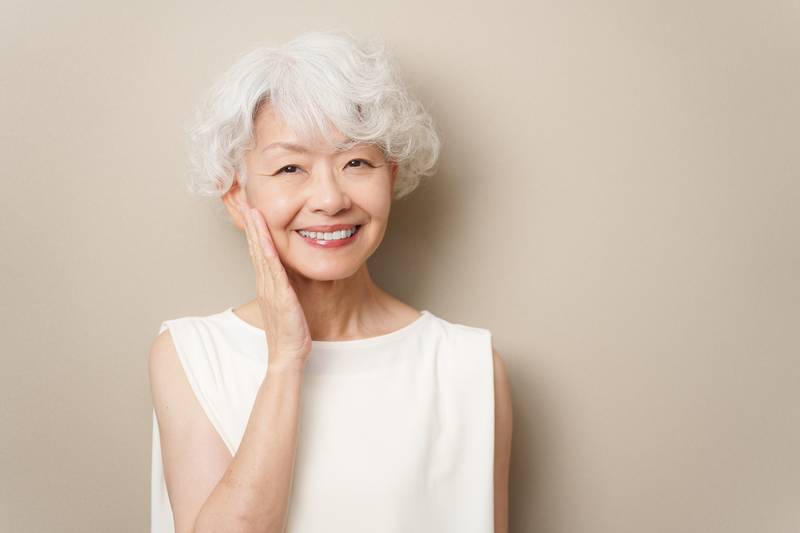 Rajeunissement remodelage du visage femme mature Résultat d'un rajeunissement et remodelage du visage - Docteur D Denjean