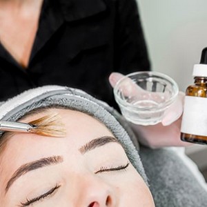 Peeling visage peaux noires, foncées, métissées et asiatiques