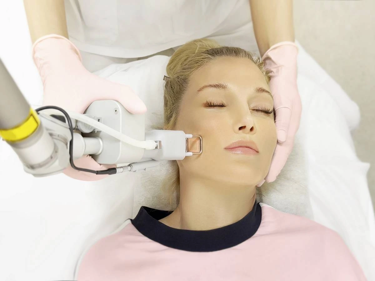 Dermatologue réalisant un traitement au laser dermatologique sur le visage