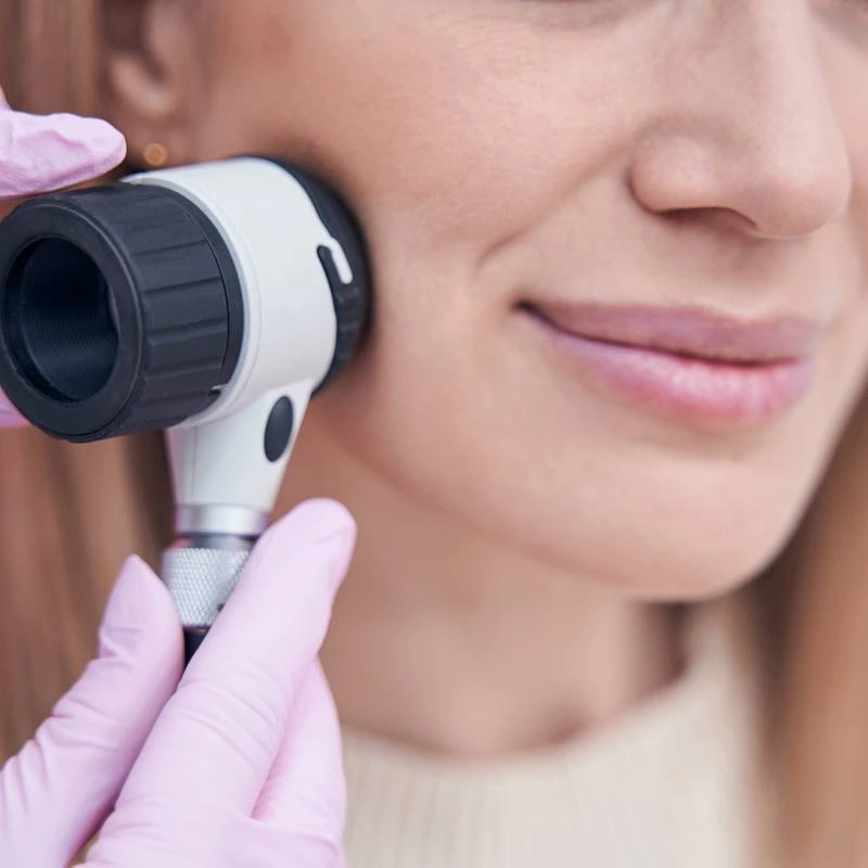 Consultation de toxine botulique avec le Dr Dominique Denjean dermatologue à Paris