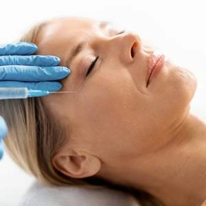 Injections esthétiques du visage réalisées en cabinet de dermatologie esthétique