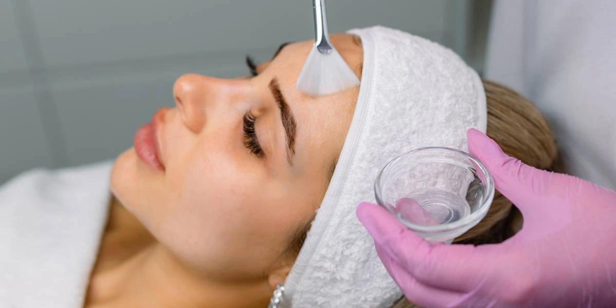 Peeling dermatologique du visage réalisé par un dermatologue à PARIS en cabinet médical