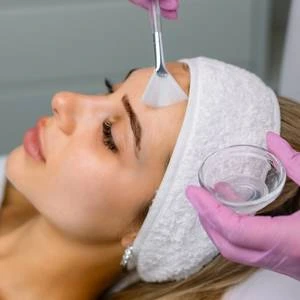 Peeling dermatologique médical pour améliorer l’éclat et la texture de peau
