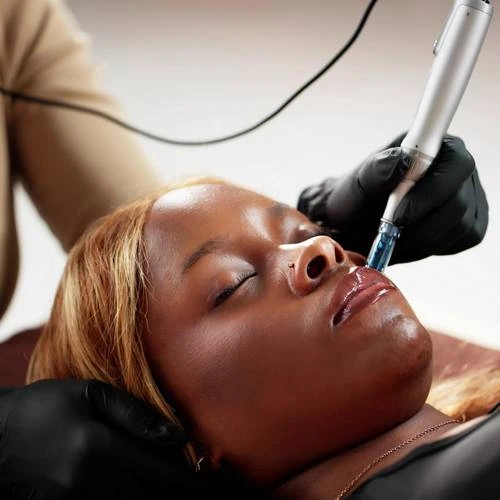 Traitements dermatologiques adaptés aux peaux noires et métissées en cabinet médical