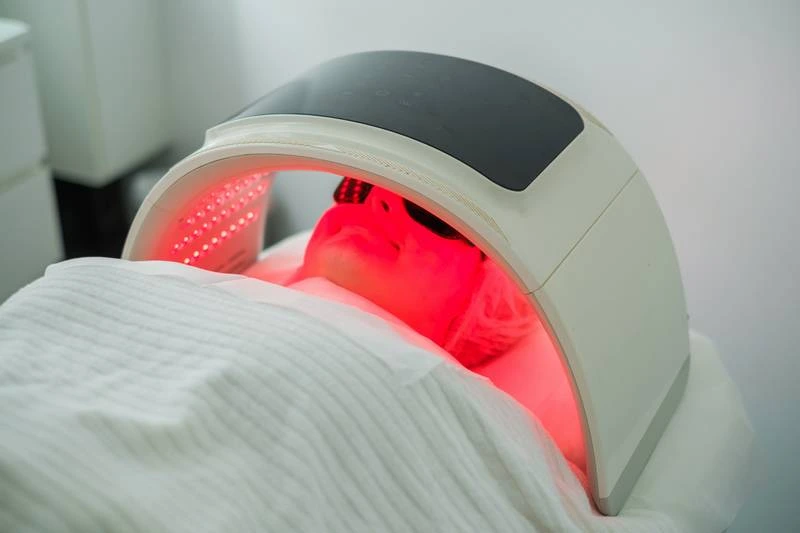 Séance de photobiomodulation par LED rouge réalisée en cabinet de dermatologie afin d'accompagner les mécanismes naturels de réparation cutanée.