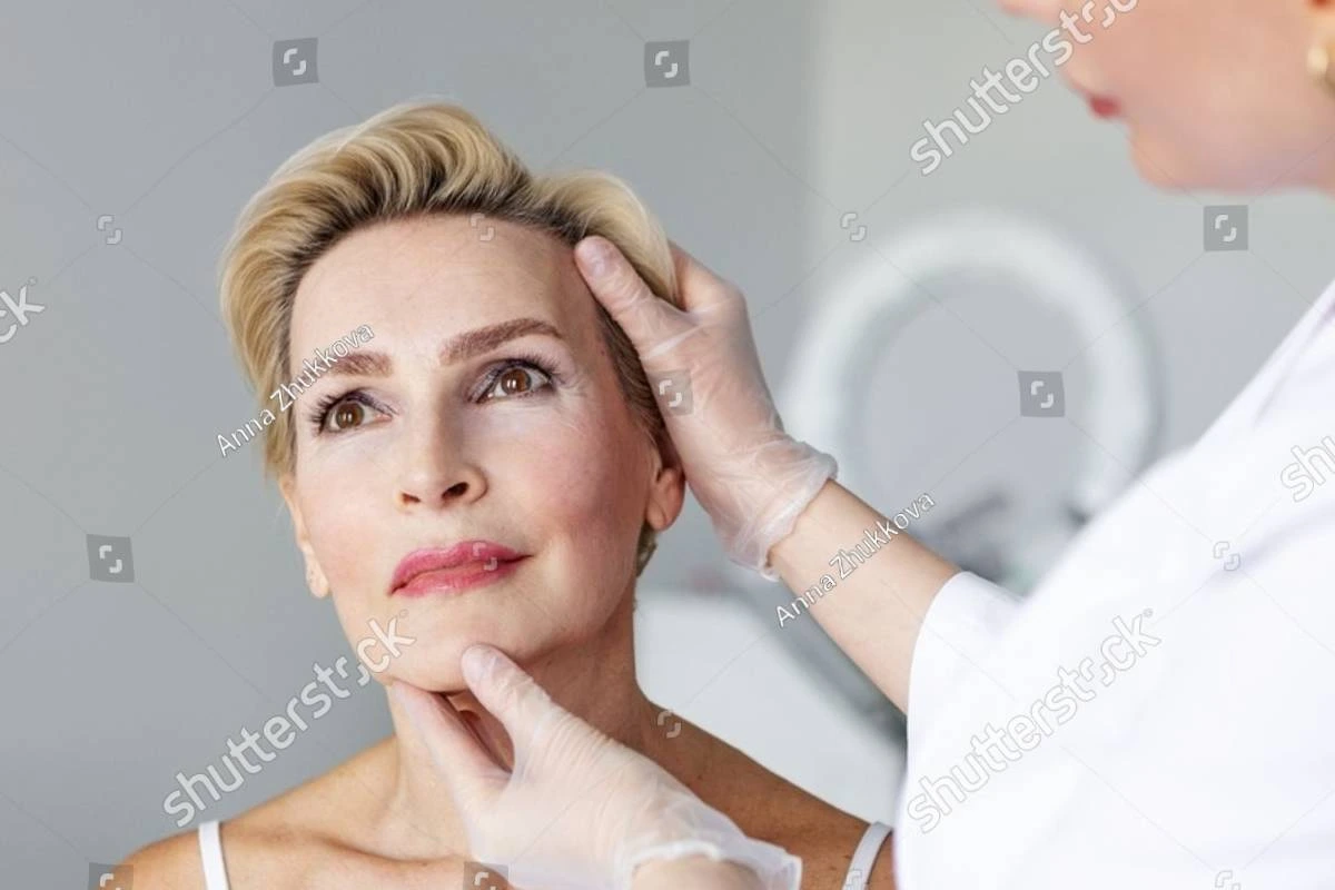 Dermatologue examinant une femme